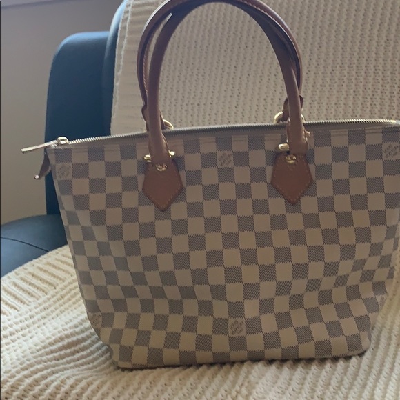 Louis Vuitton bag - Picture 1 of 7